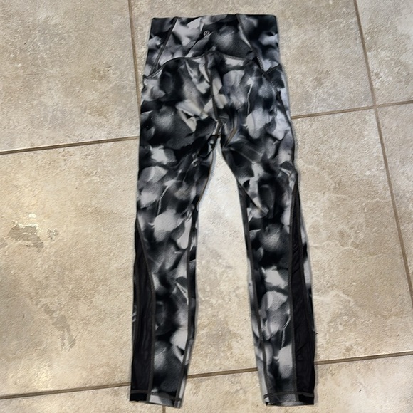 Lululemon Train Times 7/8 Leggings 4 Blush Blossom Alpine White Black Mesh - Picture 6 of 9